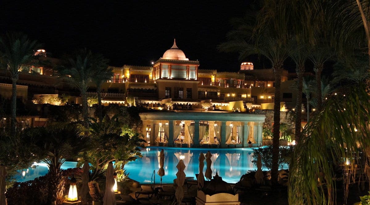 Готель у вечірньому освітленні